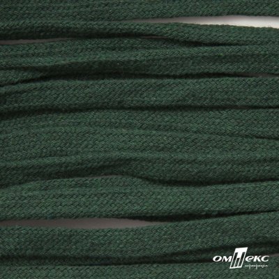 Шнур плетеный d-8 мм плоский, 70% хлопок 30% полиэстер, уп.85+/-1 м, цв.1016-т.зеленый - купить в Пскове. Цена: 742.50 руб.